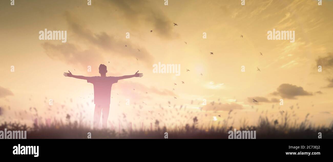 Glücklicher Mann erhebt sich Hand Gott in der Morgenansicht anbeten. Christlicher Geist Gebet Lob auf karfreitag Hintergrund. Männliche Selbstvertrauen Ermächtigung auf Mission Stockfoto