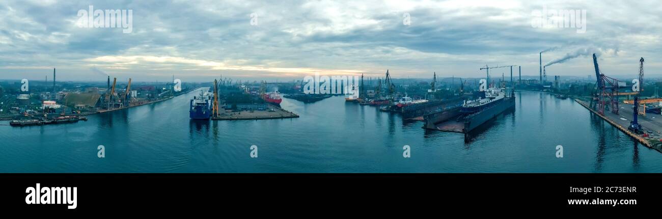 Sonnenuntergang Luftpanorama der Werft mit Schiffen und Trockendocks Stockfoto