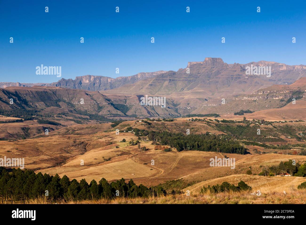 Drakensberg, Champagne Castle und landwirtschaftliche Felder, Giants Castle Game Reserve, Uthukela District, KwaZulu-Natal Province, Südafrika, Afrika Stockfoto