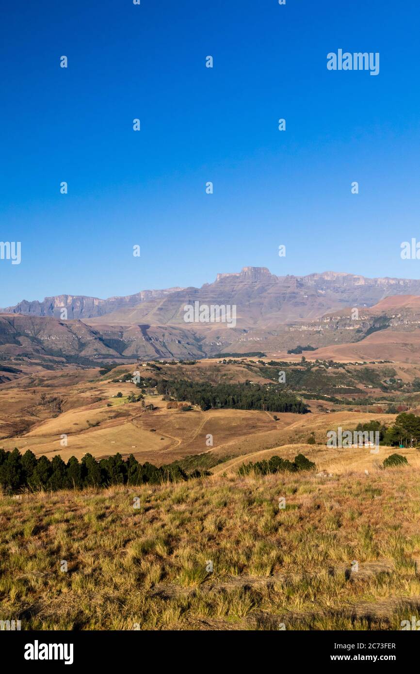 Drakensberg, Champagne Castle und landwirtschaftliche Felder, Giants Castle Game Reserve, Uthukela District, KwaZulu-Natal Province, Südafrika, Afrika Stockfoto