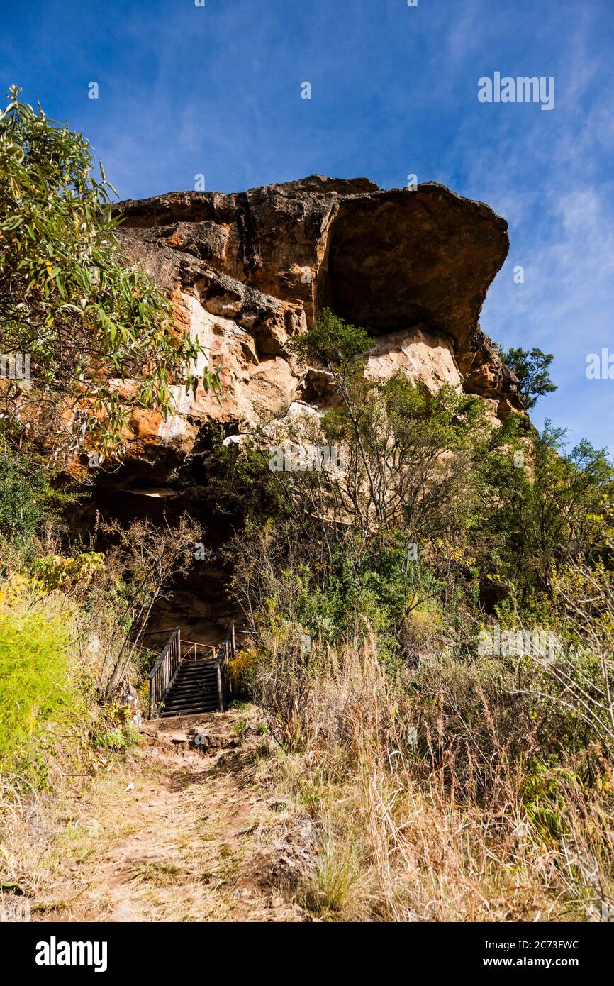 Drakensberg, Fernsicht auf 'Main Cave'-Felskunststätte, Giants Castle Game Reserve, Uthukela District, KwaZulu-Natal Province, Südafrika, Afrika Stockfoto