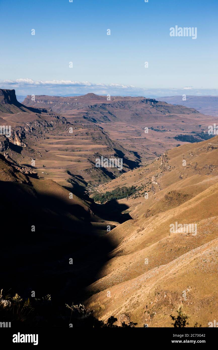 Drakensberg, Sani Pass Road, Blick auf Berge und Tal, Mkhomazi Wildnis, KwaZulu-Natal, Südafrika, Afrika Stockfoto