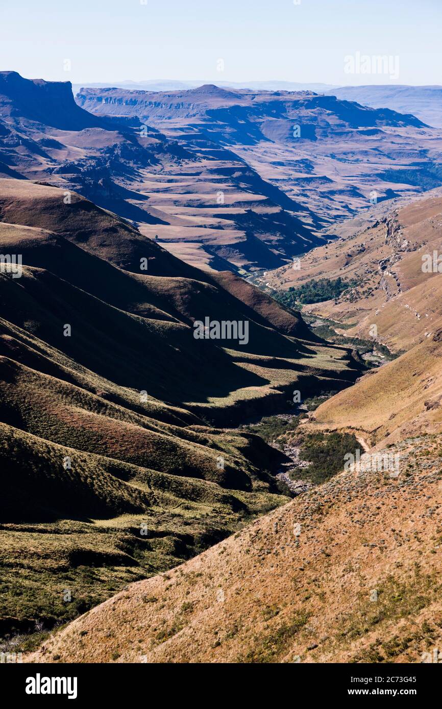 Drakensberg, Sani Pass Road, Blick auf Berge und Tal, Mkhomazi Wildnis, KwaZulu-Natal, Südafrika, Afrika Stockfoto