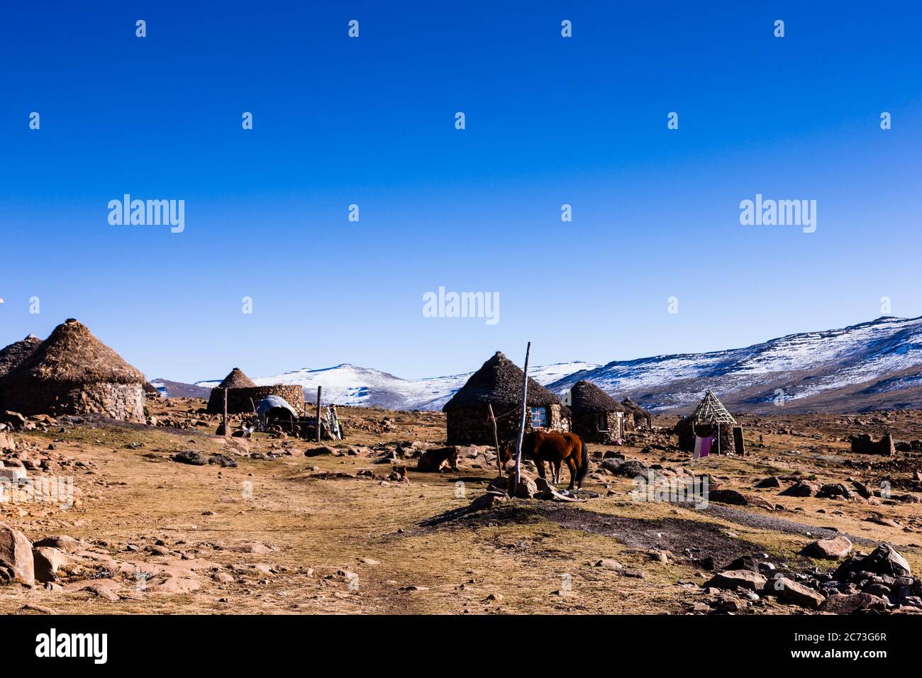 Berge und lokale Häuser auf Hochland, Drakensberg, Sani Pass, Sani Top, Maloti drakensberg, Park, Lesotho, Afrika Stockfoto