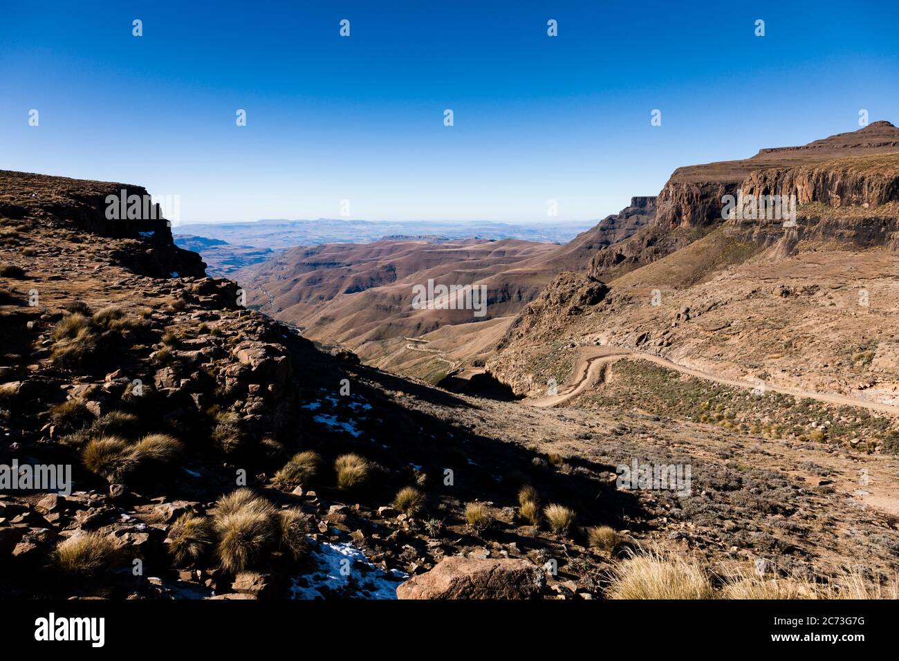 Drakensberg, Blick auf Berge und Tal von Lesotho Seite, auf Sani Top des Sani Pass, Mkhomazi Wilderness Area, Maloti drakensberg, Lesotho, Afrika Stockfoto