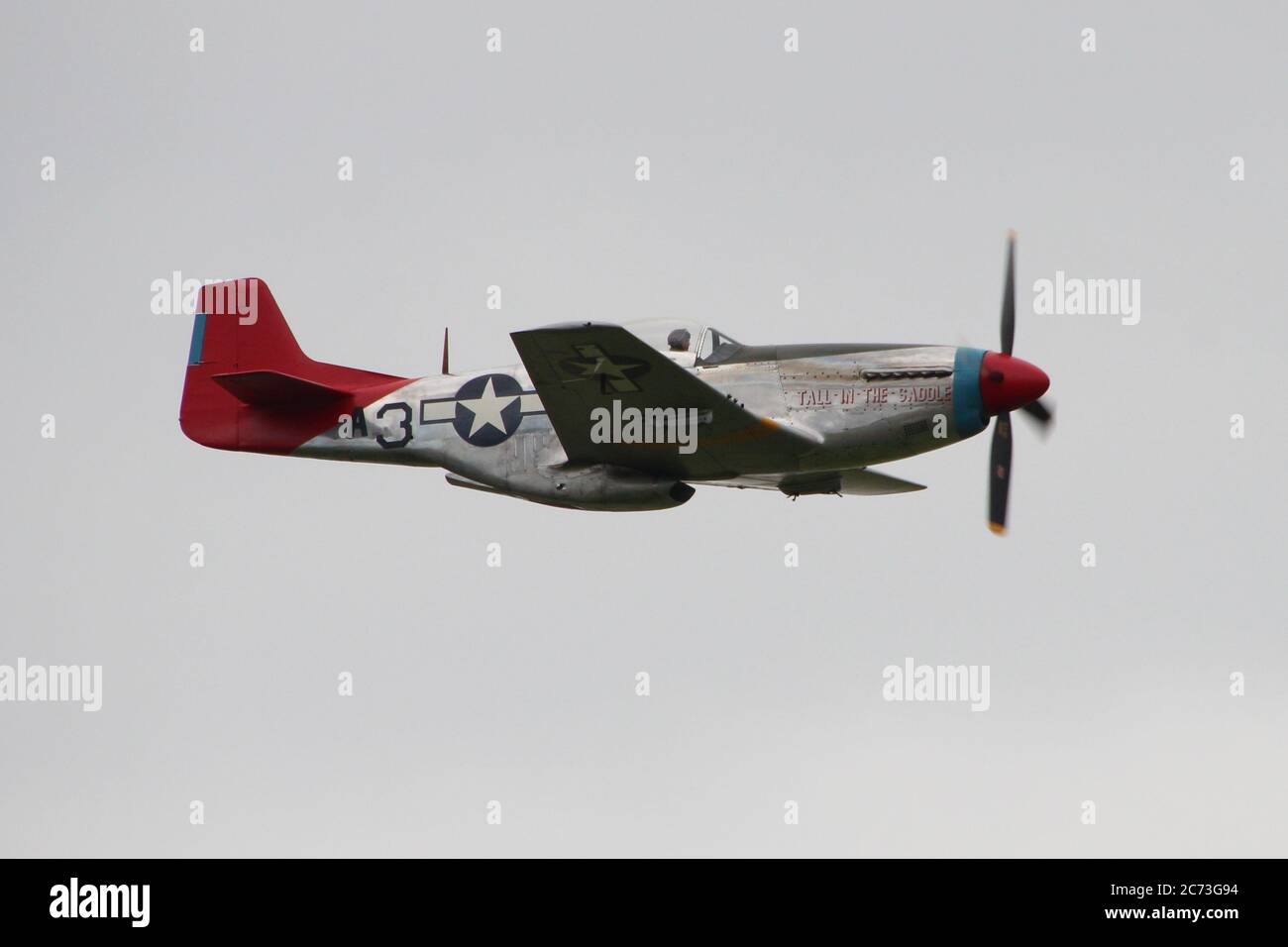 G-SIJJ, ein nordamerikanischer P-51D Mustang im Besitz der Hangar 11 Collection, in seinen ursprünglichen Red Tail 'Tuskegee Airmen' Farben, bei East Fortune im Jahr 2016. Stockfoto
