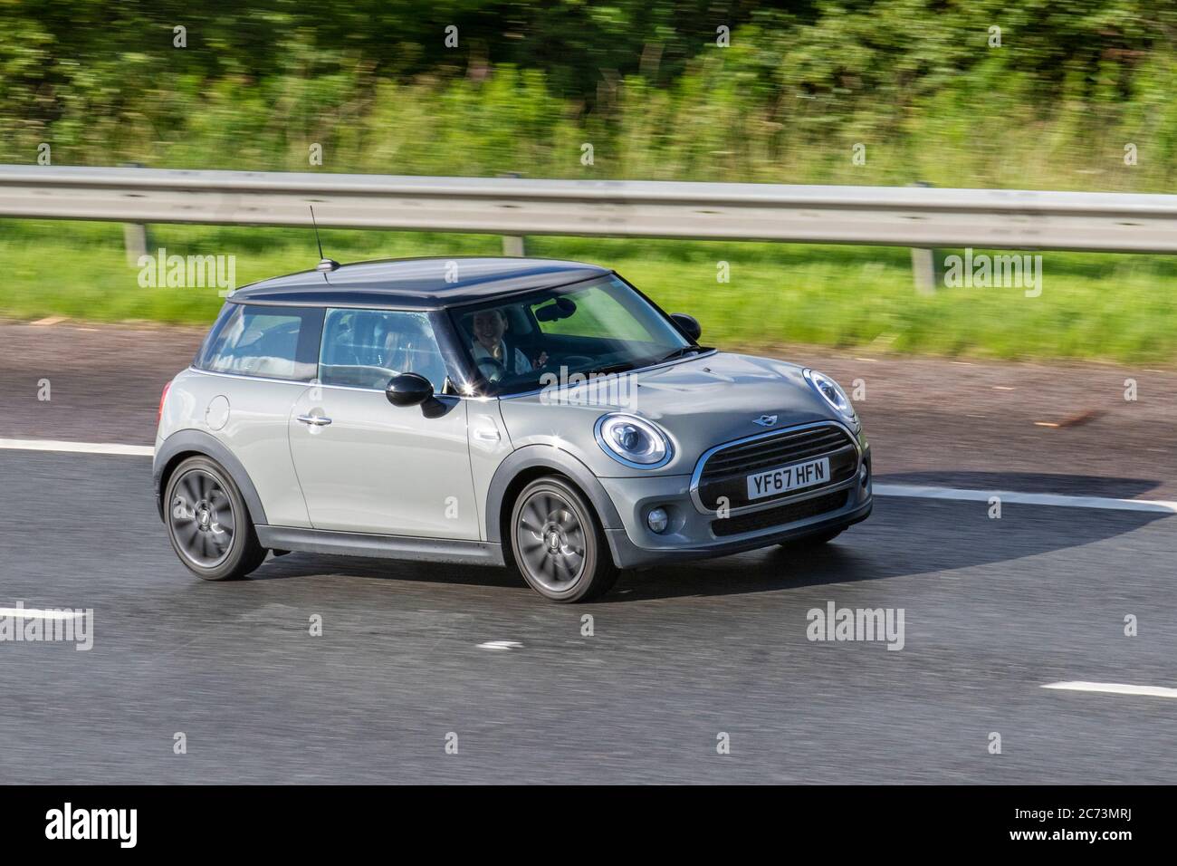 2017 mm (67") graue Mini Cooper Tankklappe; Fahrzeugverkehr fahrende Fahrzeuge, Autos fahren, Fahrzeuge auf britischen Straßen, Motoren, Fahren auf dem Autobahnnetz M6. Stockfoto