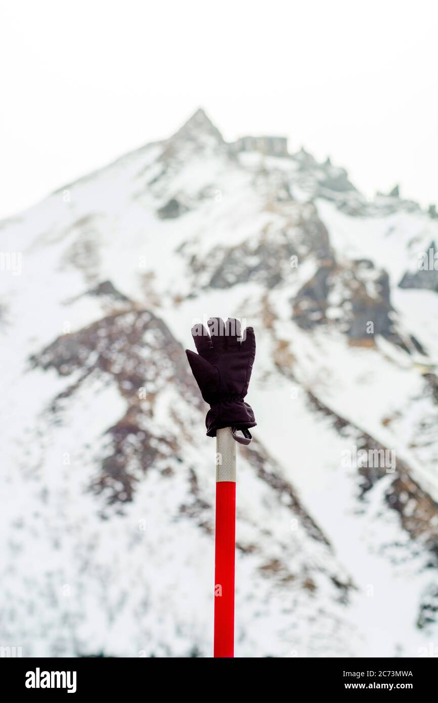 Verlorener Handschuh im Winter , Massiv von Sancy im Winter, regionaler Naturpark der Vulkane der Auvergne, Puy de Dome, Auvergne-Rhone-Alpes, Frankreich Stockfoto