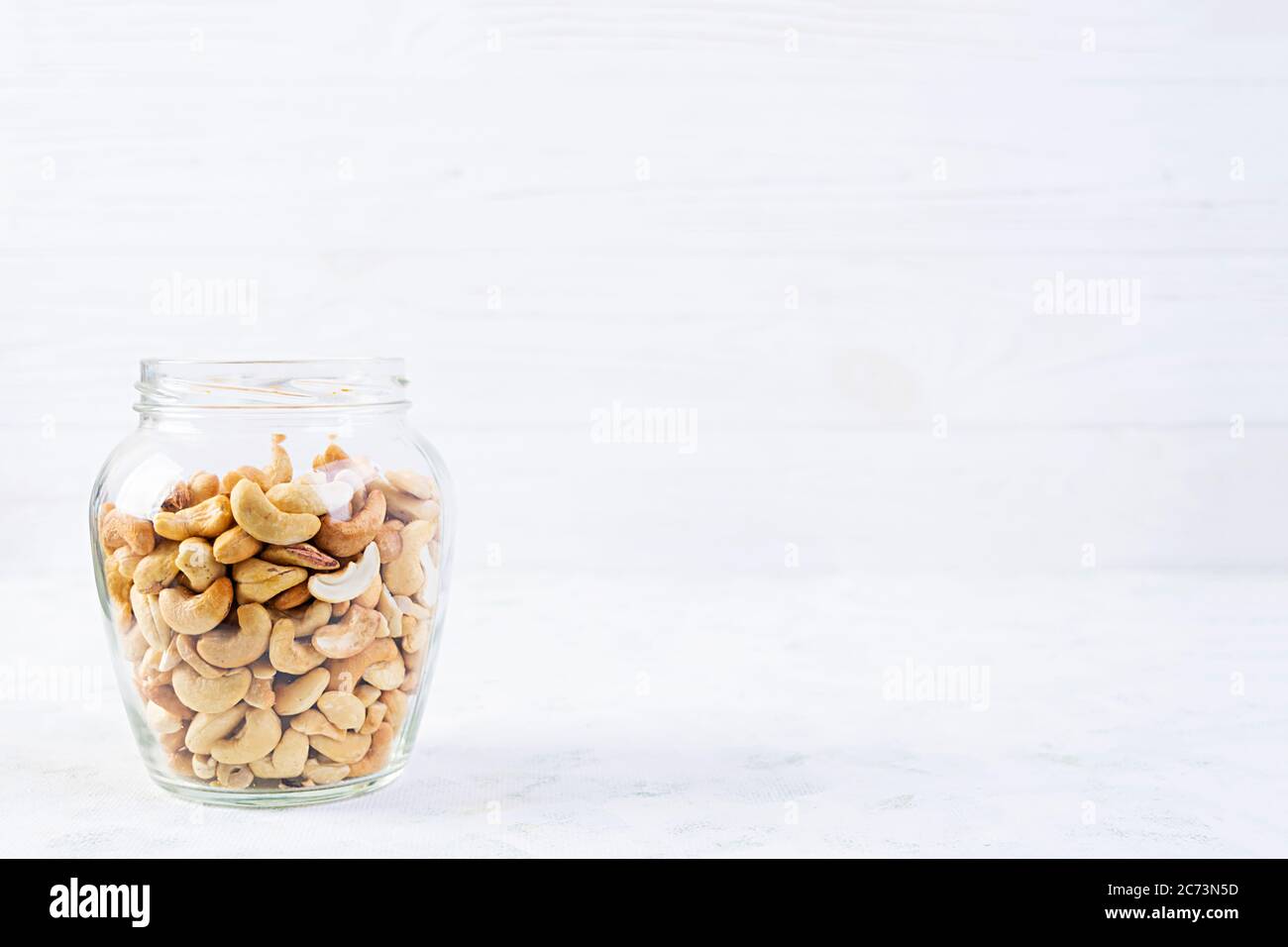 Cashewnüsse in einem Glas. Set Cashewnuss isoliert auf weißem Hintergrund Stockfoto