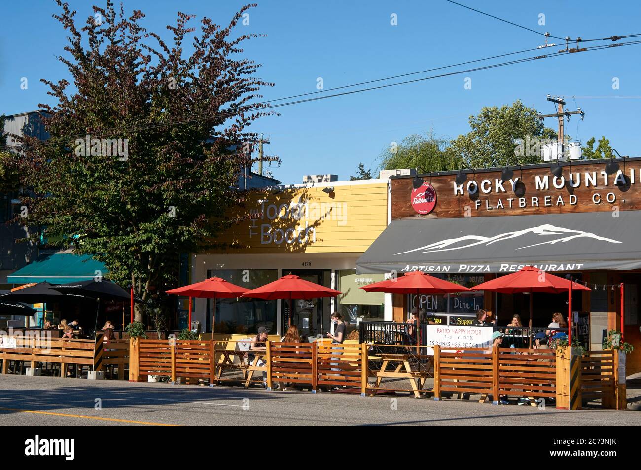 Vancouver, Kanada. Juli 2020. Restaurants an der Main Street erweitern Sitzbereiche auf Straßen, um während der globalen COVID-19-Pandemie mehr Outdoor-Restaurants unterzubringen. Stockfoto