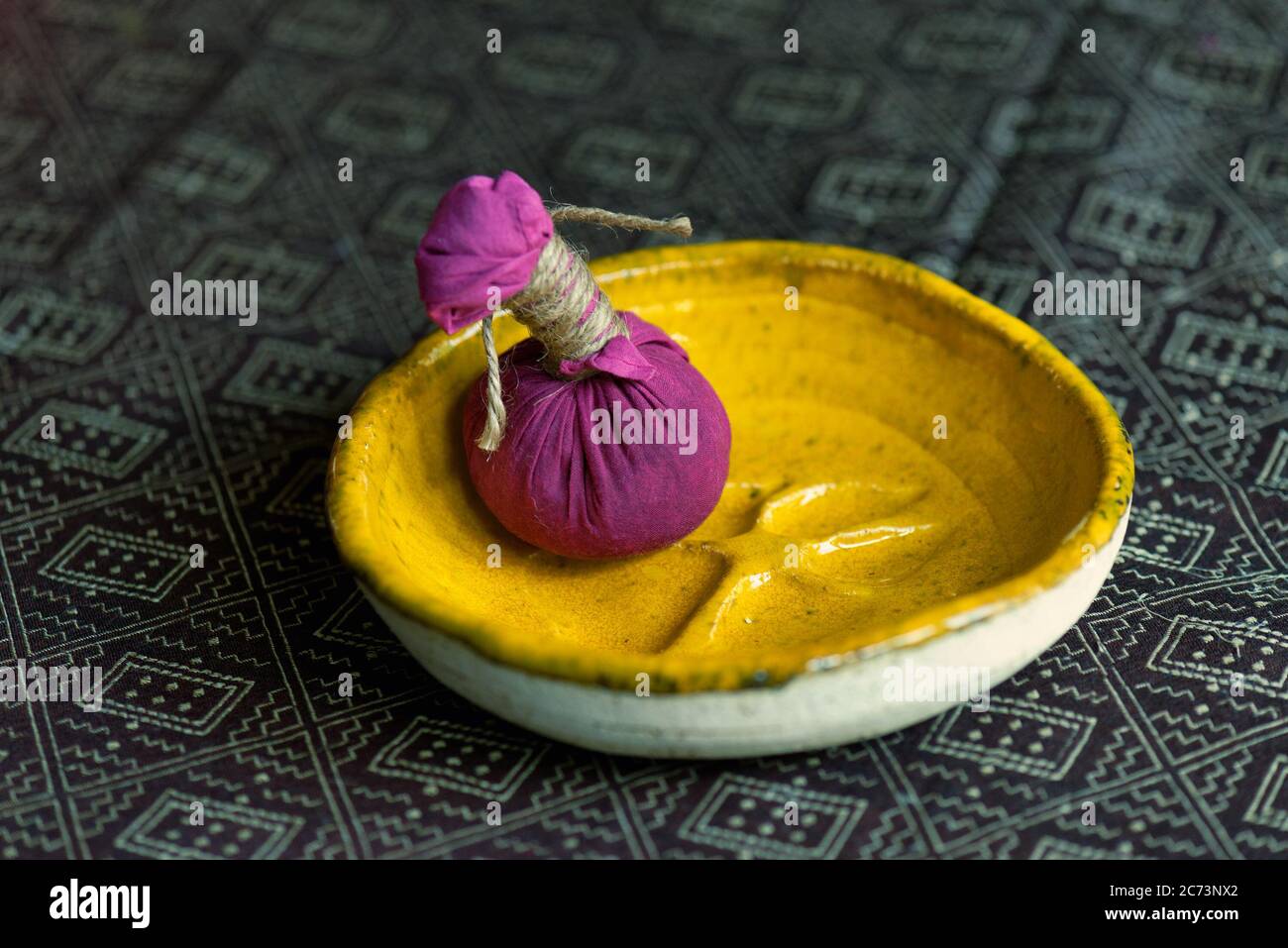 Ayurveda Massage Pulver Pads - Kizhi. Körperpflege. Spa-Körpermassage. Stockfoto