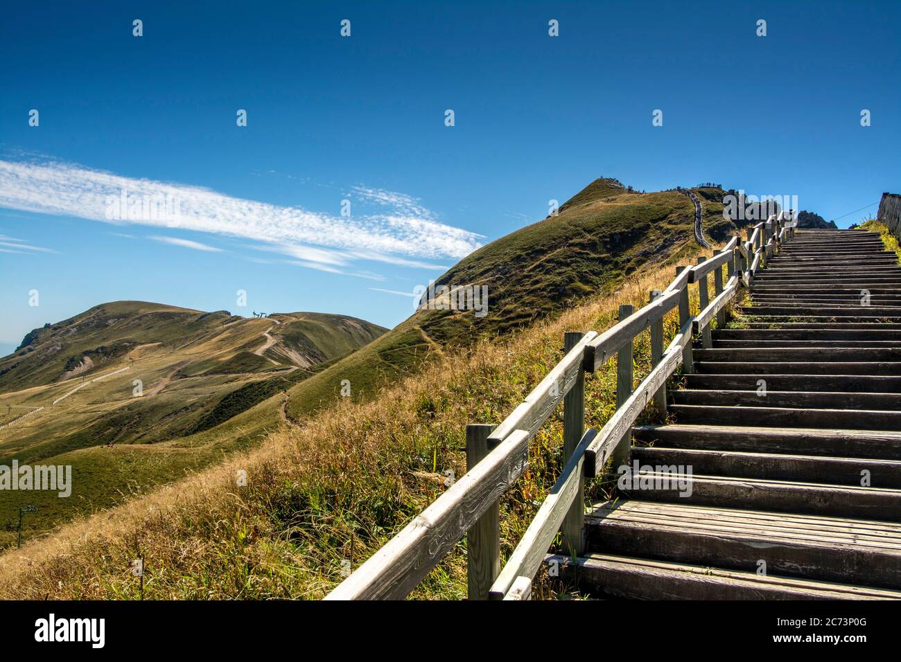 Holztreppe. Monts Dore, Sancy Mountains. Vulkane der Auvergne Naturpark. Puy-de-Dome; Auvergne-Rhone-Alpes. Frankreich Stockfoto