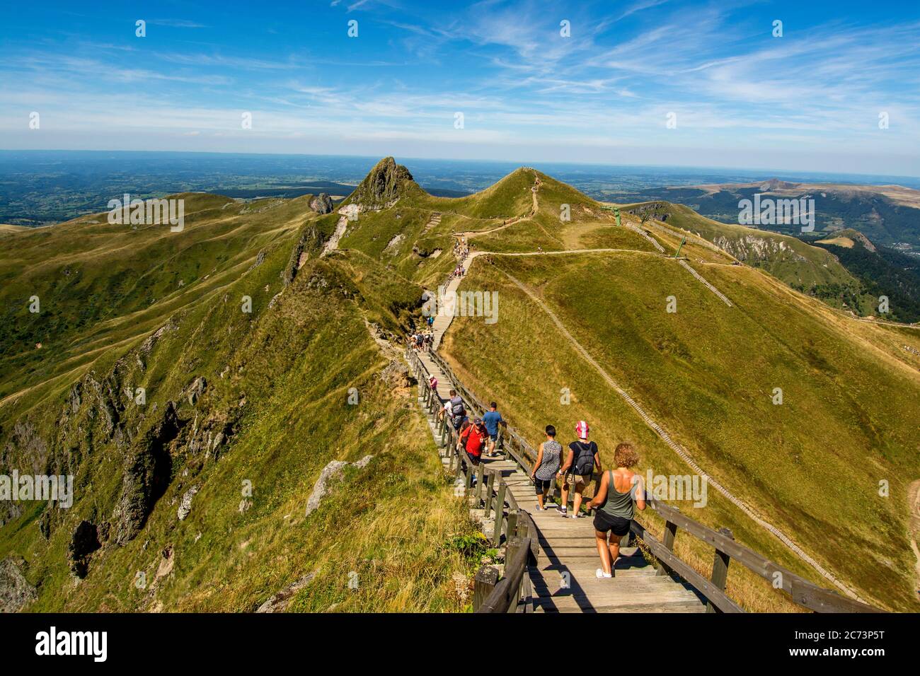 Wanderer auf dem Weg von Puy de Sancy, Vulkane der Auvergne Natural Regional Park, Massif du Sancy, Auvergne, Frankreich, Europa zum Seitenanfang Stockfoto