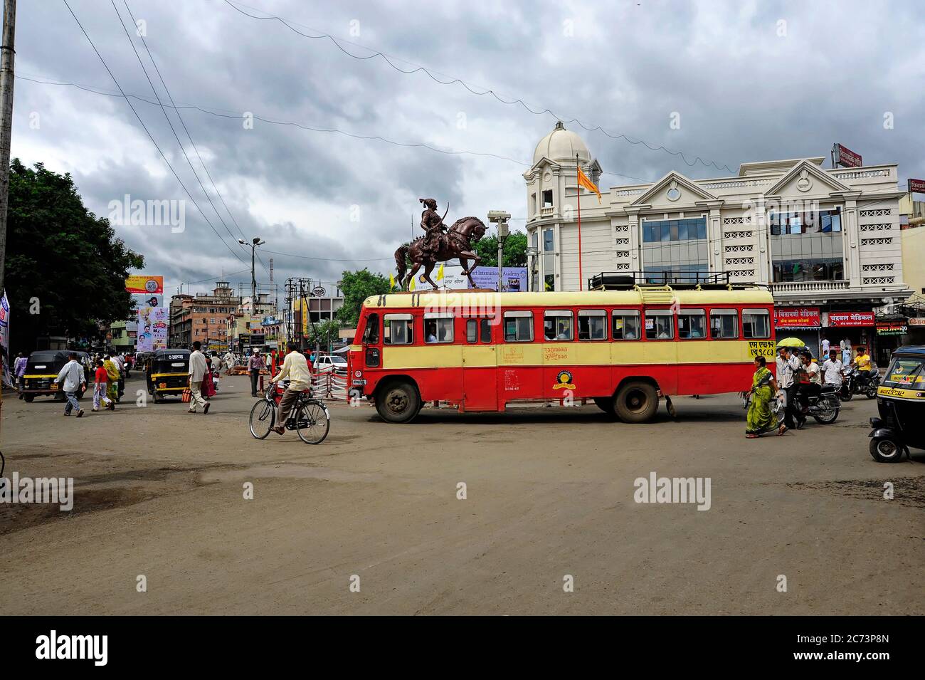 Panjarpola Kreuzung und Verkehr und Statue von Maratha König Shivaji Raje in Solapur Stadtstaat Maharashtra Indien Stockfoto