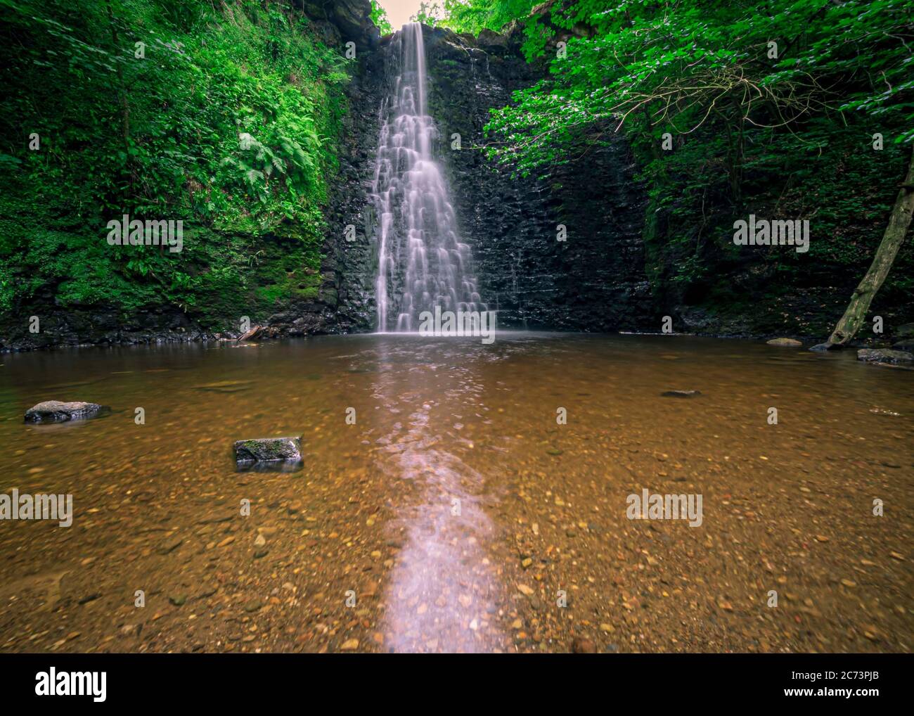 Fallender Foss Wasserfall, Felsen, fließender Fluss & May Beck Bach Stockfoto