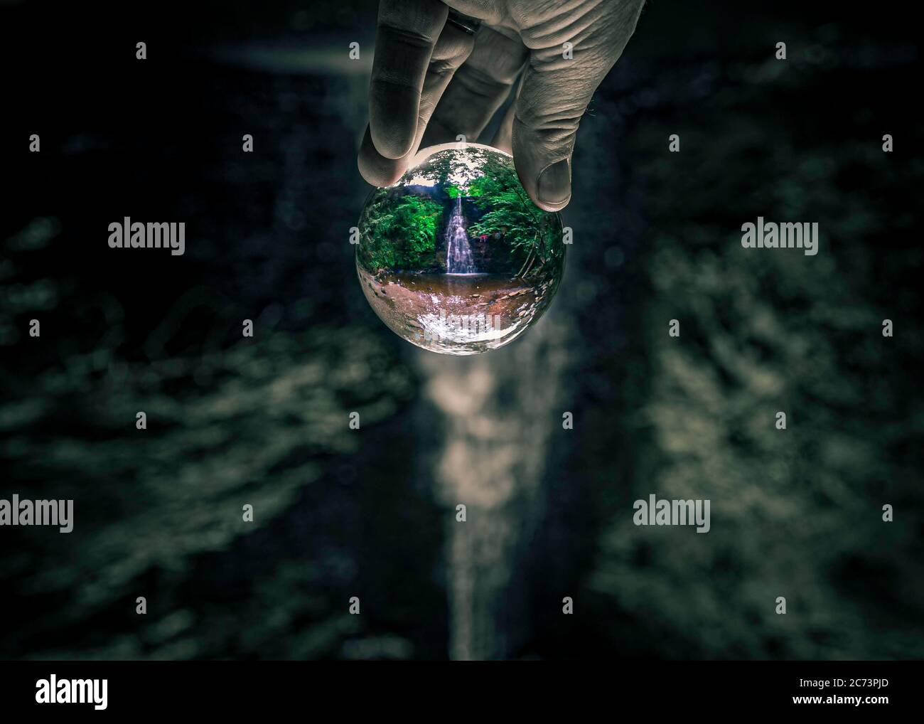 Wasserfall durch ein schauendes Glas Stockfoto