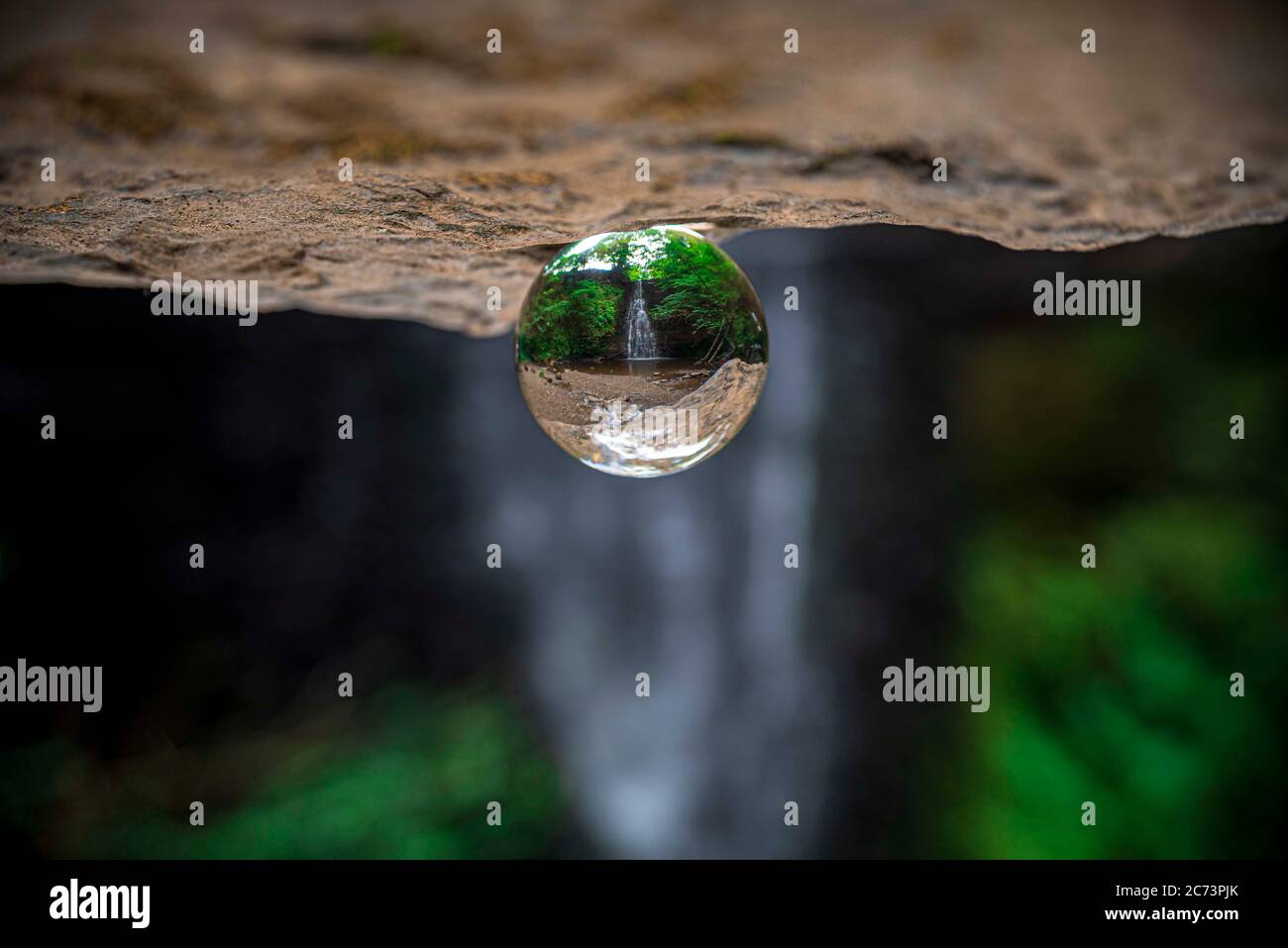 Wasserfall durch ein schauendes Glas Stockfoto