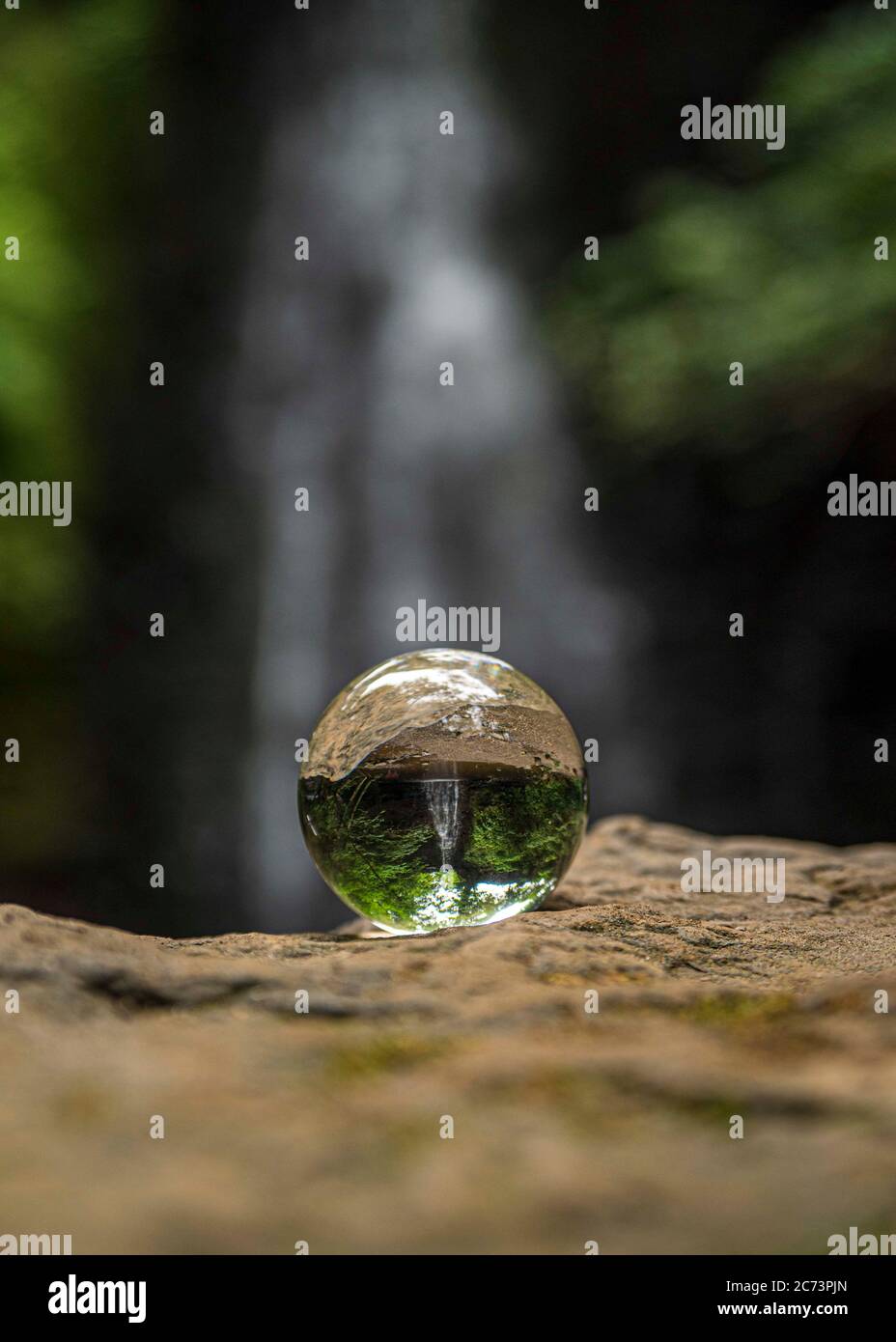 Wasserfall durch ein schauendes Glas Stockfoto