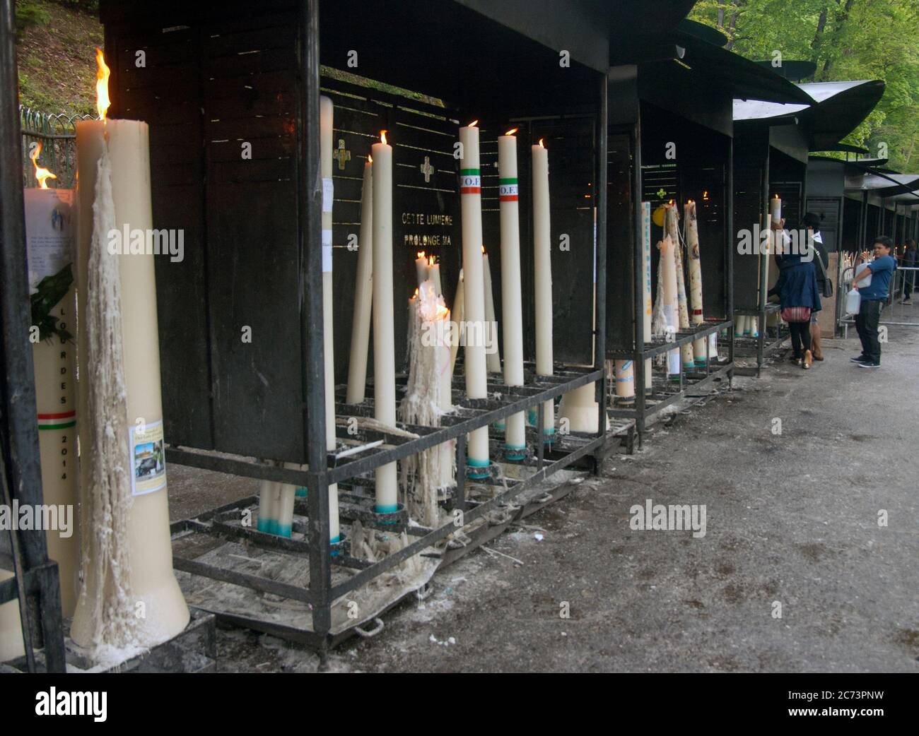 April 28. 2014 Lourdes Frankreich riesige Kerzen werden angezündet und sie beten. Viele Pilger sind schwer krank. Sie hoffen auf Heilung von der Jungfrau Maria. Stockfoto