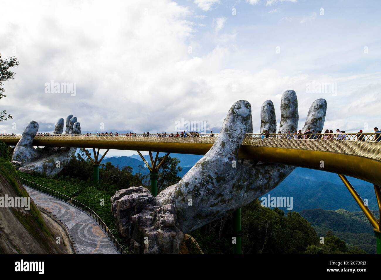 Die Goldene Brücke am Himmel für Spaziergänge in Ba Na Hügel, Da Nang, Vietnam im August 2019 Stockfoto