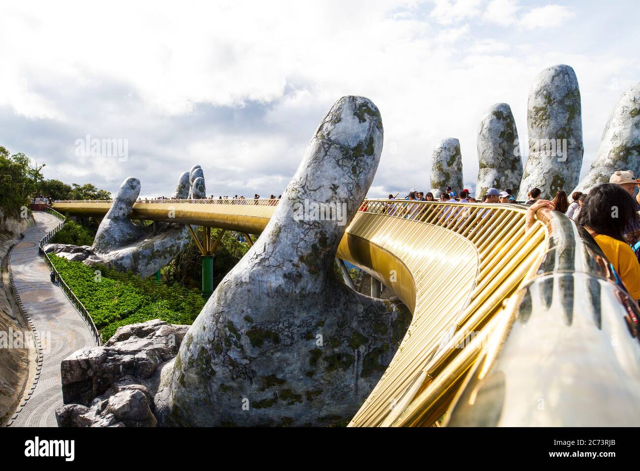Die Goldene Brücke am Himmel für Spaziergänge in Ba Na Hügel, Da Nang, Vietnam im August 2019 Stockfoto