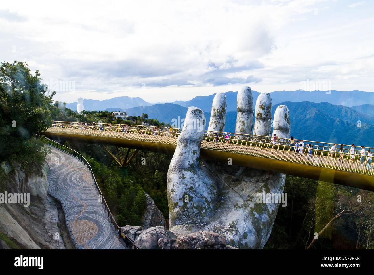 Die Goldene Brücke am Himmel für Spaziergänge in Ba Na Hügel, Da Nang, Vietnam im August 2019 Stockfoto