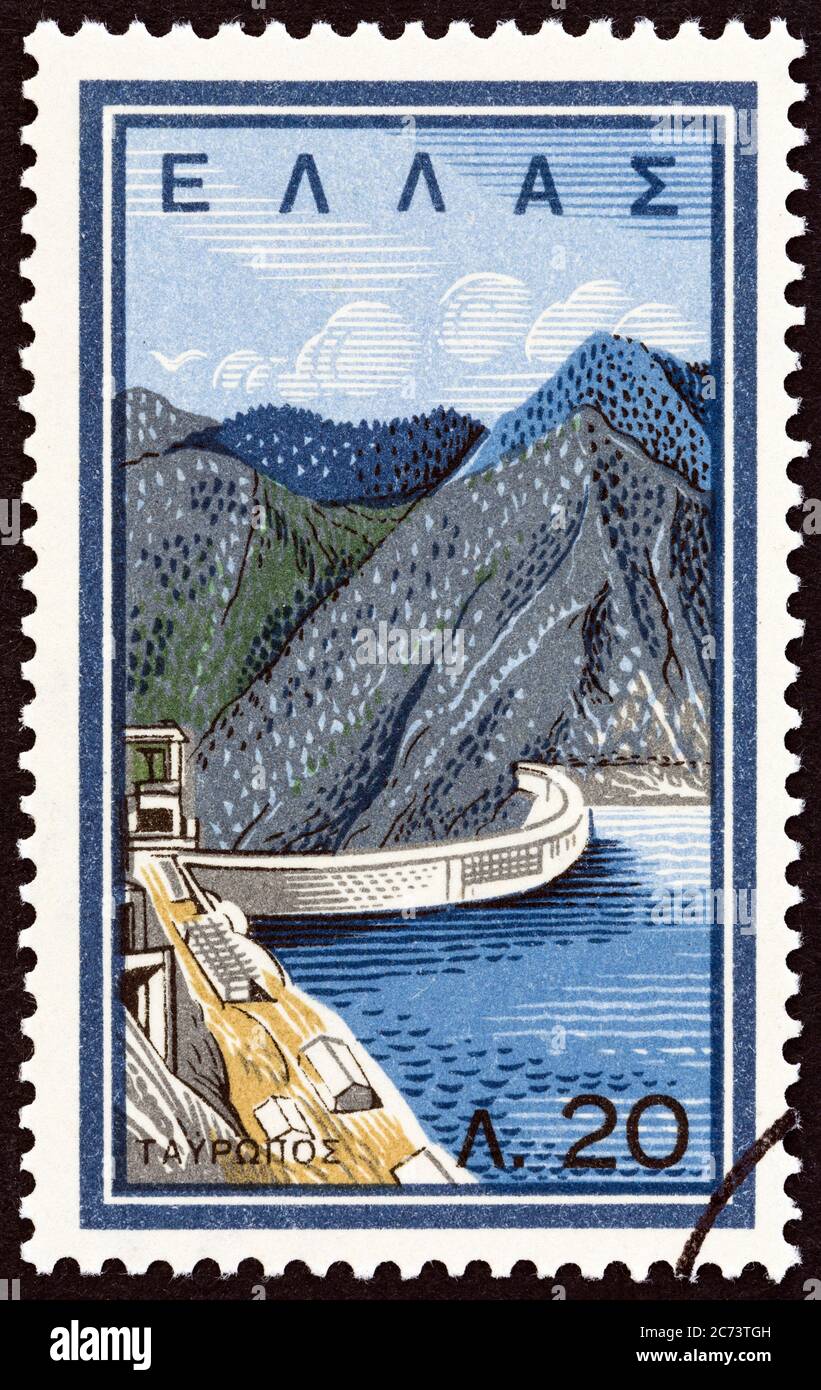 GRIECHENLAND - UM 1962: Eine in Griechenland gedruckte Briefmarke aus der Ausgabe 'National Electrification Project' zeigt den Tauropos-Staudamm, um 1962. Stockfoto