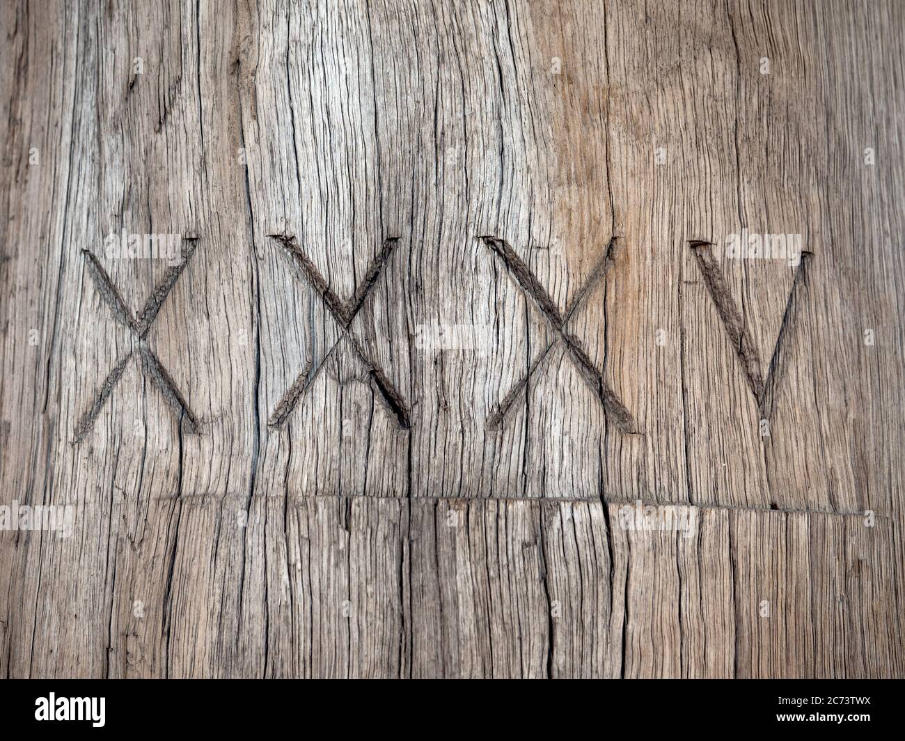 Fünfunddreißig in römischen Ziffern in einem Mast auf der Unterseite der Fremantle Traffic Bridge geschnitzt. Stockfoto