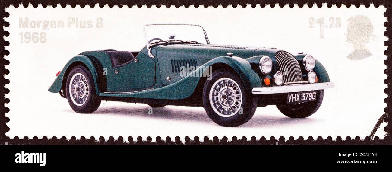 GROSSBRITANNIEN - UM 2013: Eine in Großbritannien gedruckte Marke aus der 'British Auto Legends. Die Ausgabe von Thoroughbreads zeigt 1968 Morgan Plus 8. Stockfoto