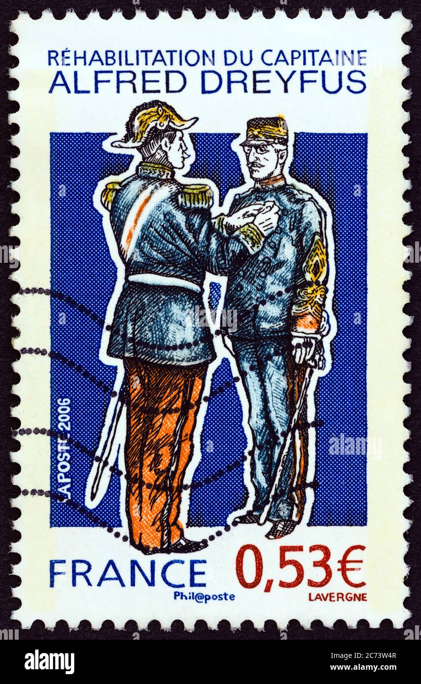 FRANKREICH - UM 2006: Eine in Frankreich gedruckte Briefmarke zeigt die Wiedereinstellung von Kapitän Alfred Dreyfus, um 2006. Stockfoto