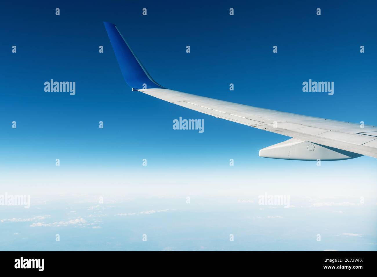 Ein Panorama-Blick von oben aus dem Plan des schönen blauen Himmels mit Wolken. Banner, Tapete Konzept. Hochwertige Fotos Stockfoto