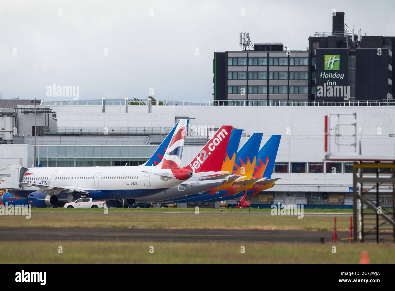 Glasgow, Schottland, Großbritannien. Juli 2020. Im Bild: Eine Reihe von Jet2 Holidays Airlines Flugzeugen sitzt auf dem Asphalt des Glasgow International Airport wegen der Coronavirus (COVID19) Pandemie. Jet2 sagte: „aufgrund der Reisebeschränkungen, die nach Spanien noch bestehen, als Ergebnis der Ankündigung der schottischen Regierung in dieser Woche, haben wir die Entscheidung getroffen, unsere Flüge und Urlaubsprogramme von den Flughäfen Edinburgh und Glasgow nach dem Festland Spanien wieder aufzunehmen. Die Balearen und die Kanarischen Inseln am 25. Juli 2020.“ Quelle: Colin Fisher/Alamy Live News Stockfoto