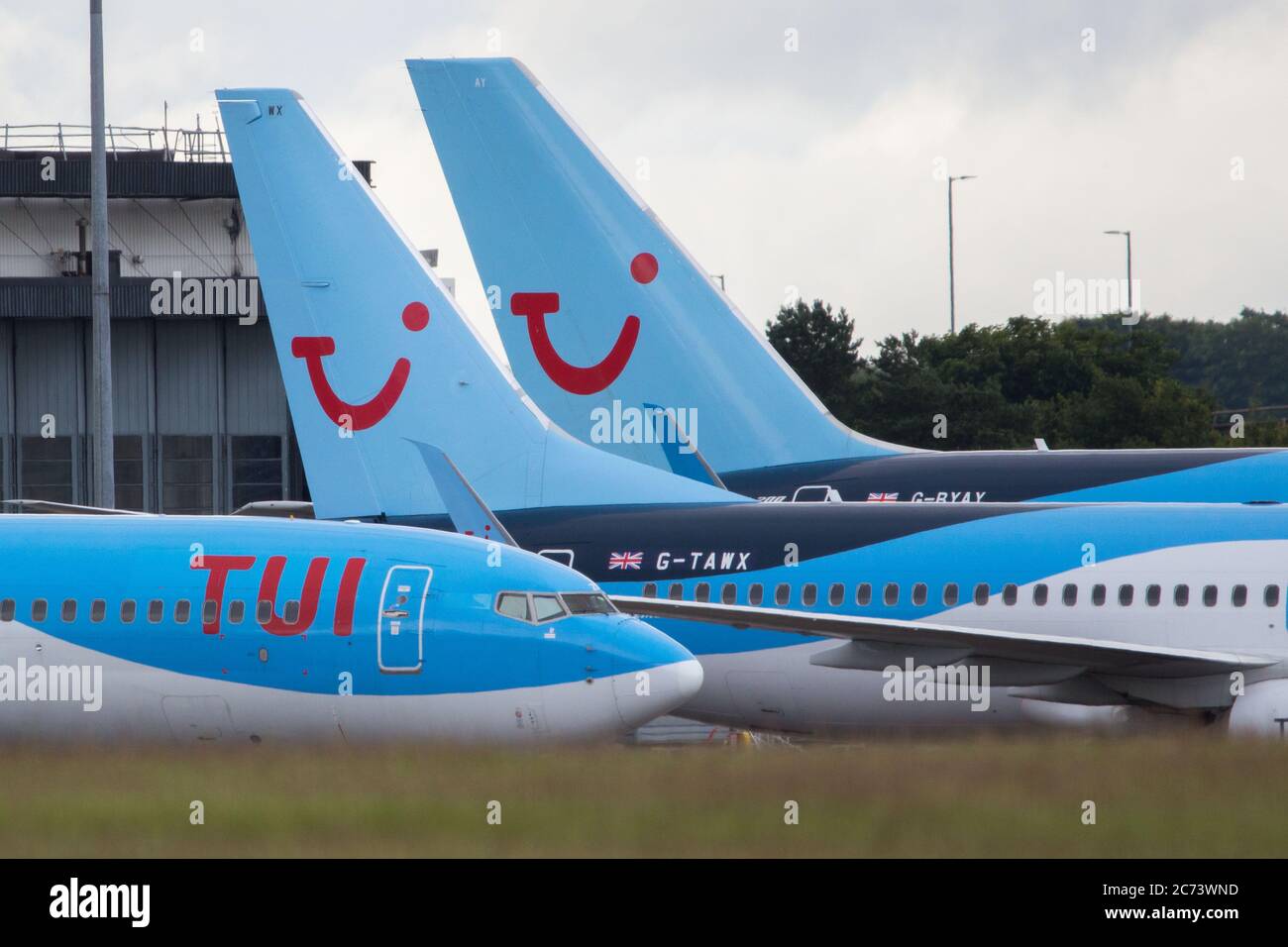 Glasgow, Schottland, Großbritannien. Juli 2020. Im Bild: TUI Flugzeuge stehen auf dem Asphalt am Glasgow International Airport leer. TUI Airlines hat alle Sommerflüge ab Aberdeen gestrichen. Sie haben jedoch auch versprochen, alle medizinischen Ausgaben für britische Urlauber zu decken, die positiv auf Coronavirus testen, während sie weg sind. Quelle: Colin Fisher/Alamy Live News Stockfoto