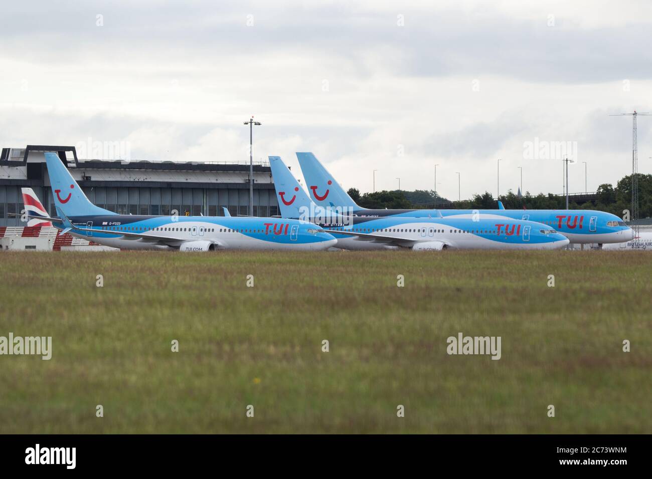 Glasgow, Schottland, Großbritannien. Juli 2020. Im Bild: TUI Flugzeuge stehen auf dem Asphalt am Glasgow International Airport leer. TUI Airlines hat alle Sommerflüge ab Aberdeen gestrichen. Sie haben jedoch auch versprochen, alle medizinischen Ausgaben für britische Urlauber zu decken, die positiv auf Coronavirus testen, während sie weg sind. Quelle: Colin Fisher/Alamy Live News Stockfoto