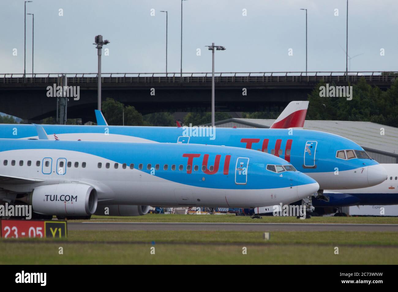 Glasgow, Schottland, Großbritannien. Juli 2020. Im Bild: TUI Flugzeuge stehen auf dem Asphalt am Glasgow International Airport leer. TUI Airlines hat alle Sommerflüge ab Aberdeen gestrichen. Sie haben jedoch auch versprochen, alle medizinischen Ausgaben für britische Urlauber zu decken, die positiv auf Coronavirus testen, während sie weg sind. Quelle: Colin Fisher/Alamy Live News Stockfoto