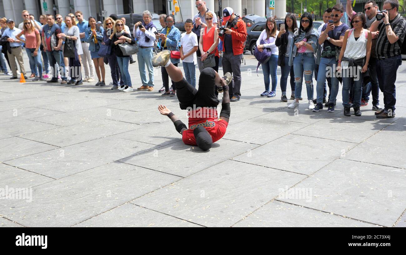 New York City, Manhattan. 05.07.2018. Crowd Watching Break Dancer , Hip Hop, Street Dancer Performer, im Battery Park. Stockfoto