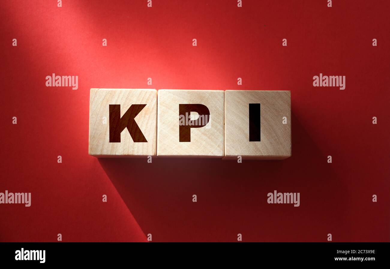 KPI auf Holzblöcken, Kennzahlkennzahl KPI-Konzept, Draufsicht auf rot Stockfoto