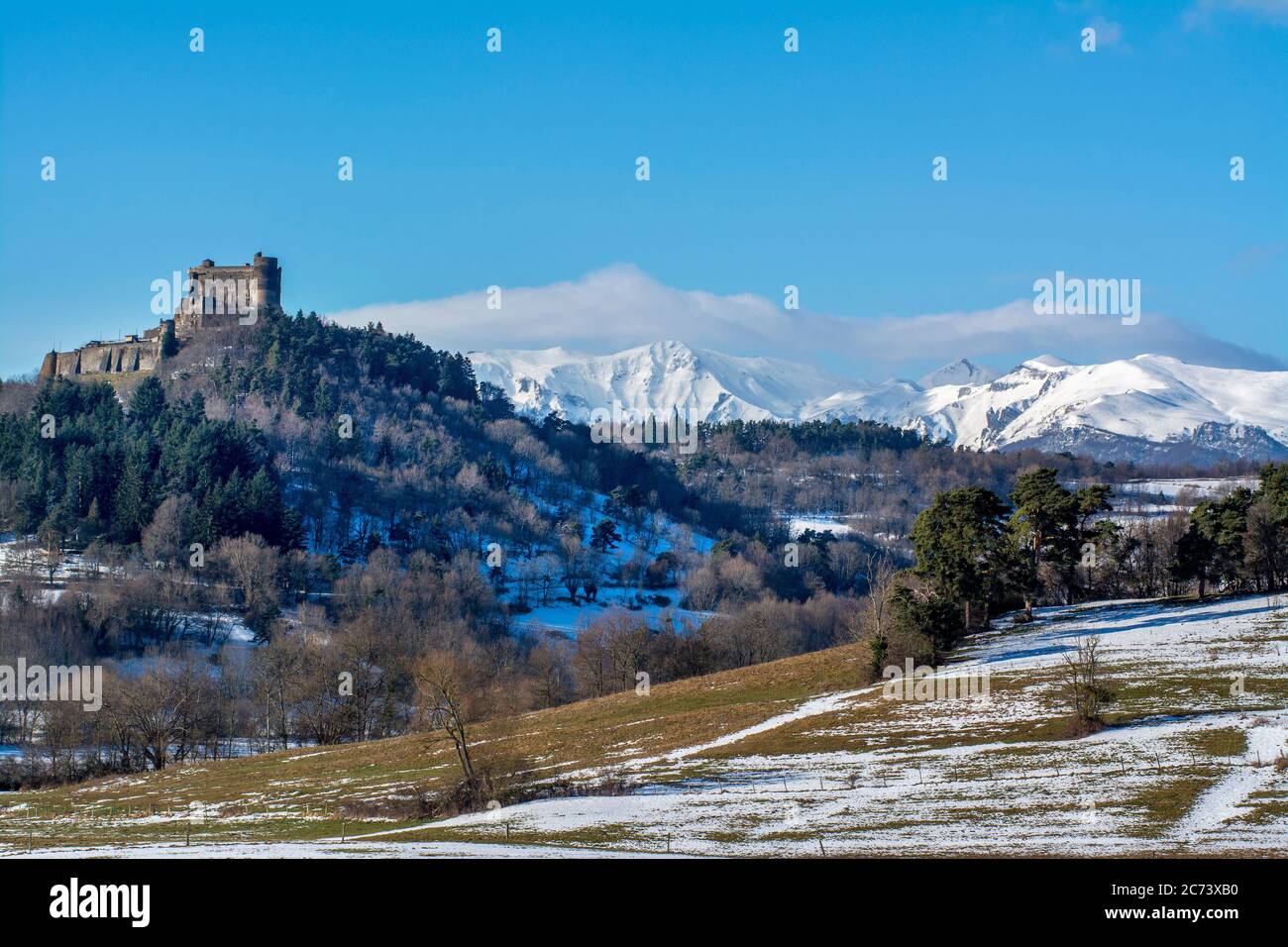 Schloss Murol im Winter. Vulkane Naturpark Auvergne. Puy de Dome. Auvergne-Rhone-Alpes. Frankreich Stockfoto