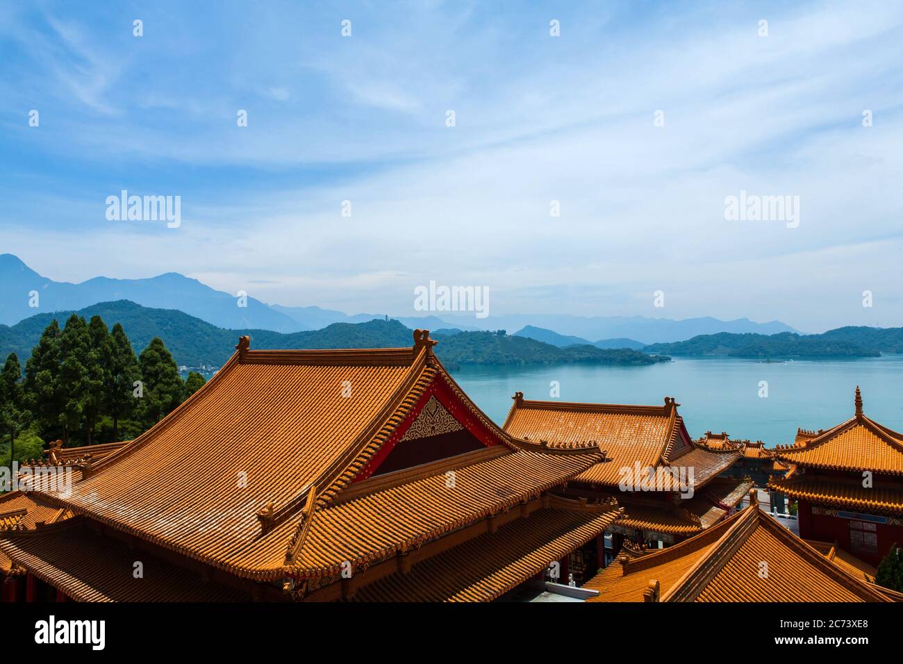 Beste Luft wunderbare Aussicht auf Wenwu Tempel und Sonne Mond See vom Gipfel. Stockfoto