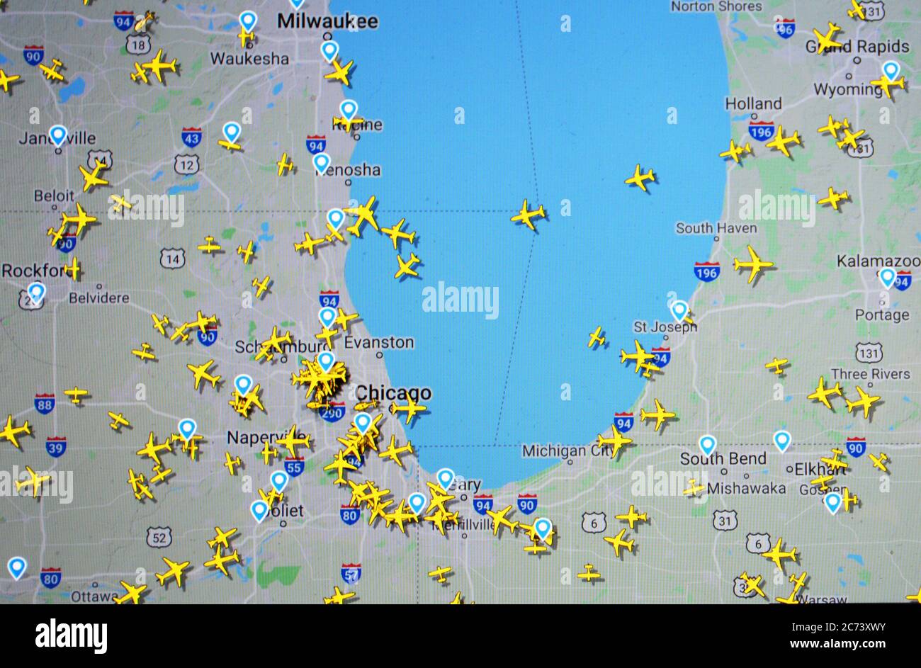 Flugverkehr über Chicago aera, USA, (13. juli 2020, UTC 22.31) im Internet mit Flightradar 24-Standort, während der Coronavirus-Pandemie-Periode Stockfoto