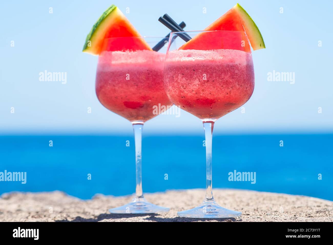 Ein köstlicher, frisch gepresster, erfrischender, alkoholfreier Wassermelone-Cocktail, der am besten an einem heißen Sommertag getrunken wird Stockfoto
