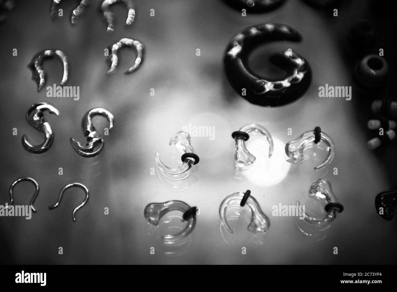 Eine Vitrine mit Piercing Schmuck in einem Tattoo und Piercing Salon in Sydney, Australien. Stockfoto