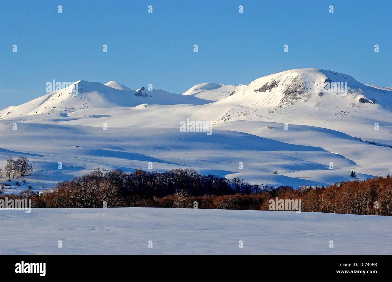 Sancy Massiv im Winter, Auvergne Volcanoes Natural Park, Puy de Dome, Auvergne-Rhone-Alpes, Frankreich Stockfoto