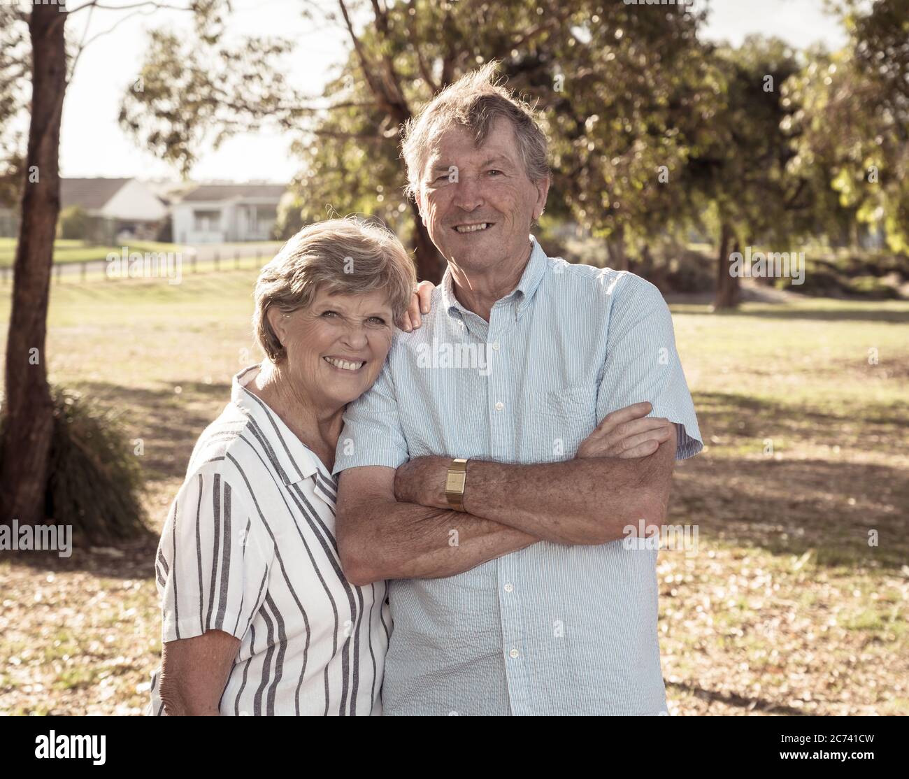 Porträt des kaukasischen älteren Ehepaares in den 70ern umarmt zeigt Liebe und Zuneigung im Park. Altern zusammen, Liebe, Ruhestand Lebensstil und zurück Stockfoto