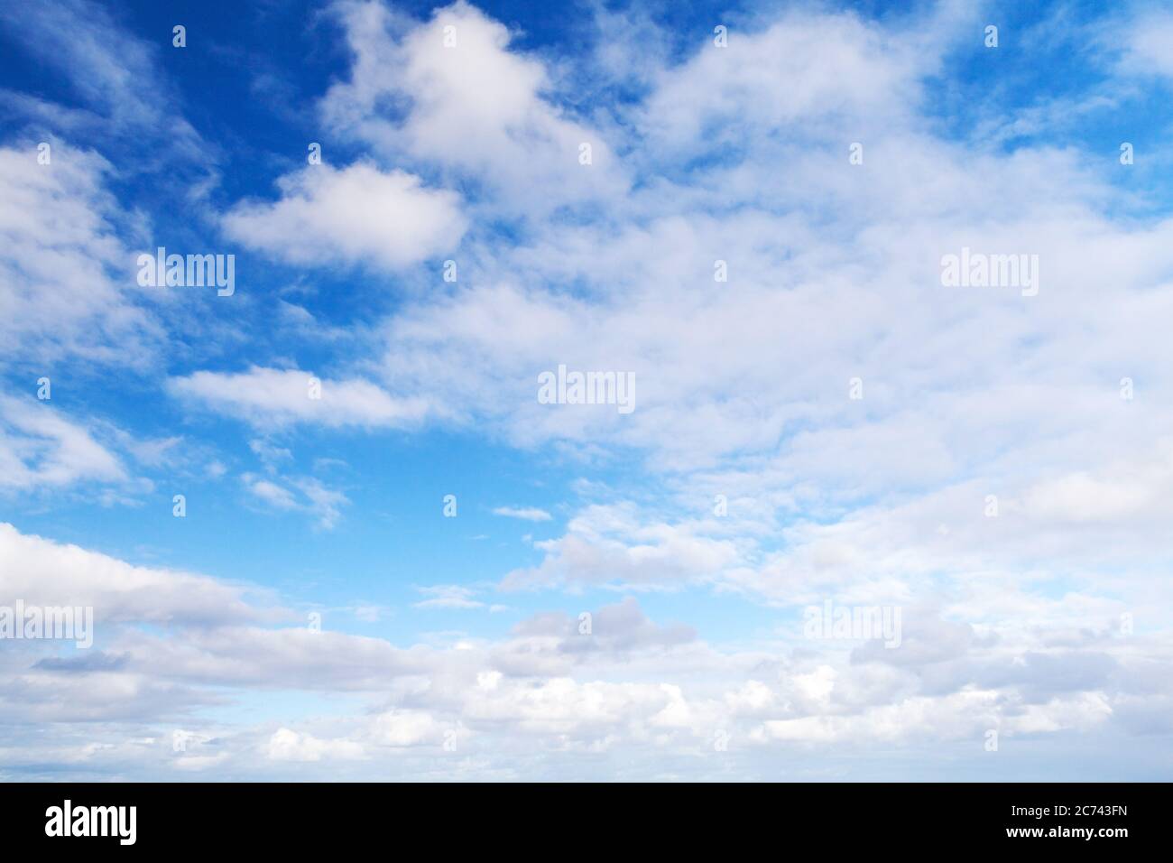 Weiße Cumulus Wolken in blauem Himmel am Tag. Natürliche Hintergrundfotostruktur Stockfoto