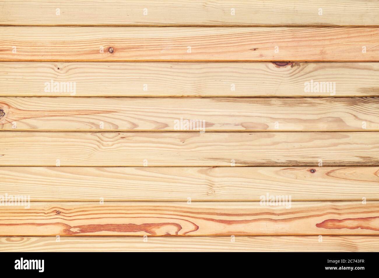 Neue unfarbige Holzwand aus flachen Kiefernholzplanken, Hintergrund Foto Textur Stockfoto