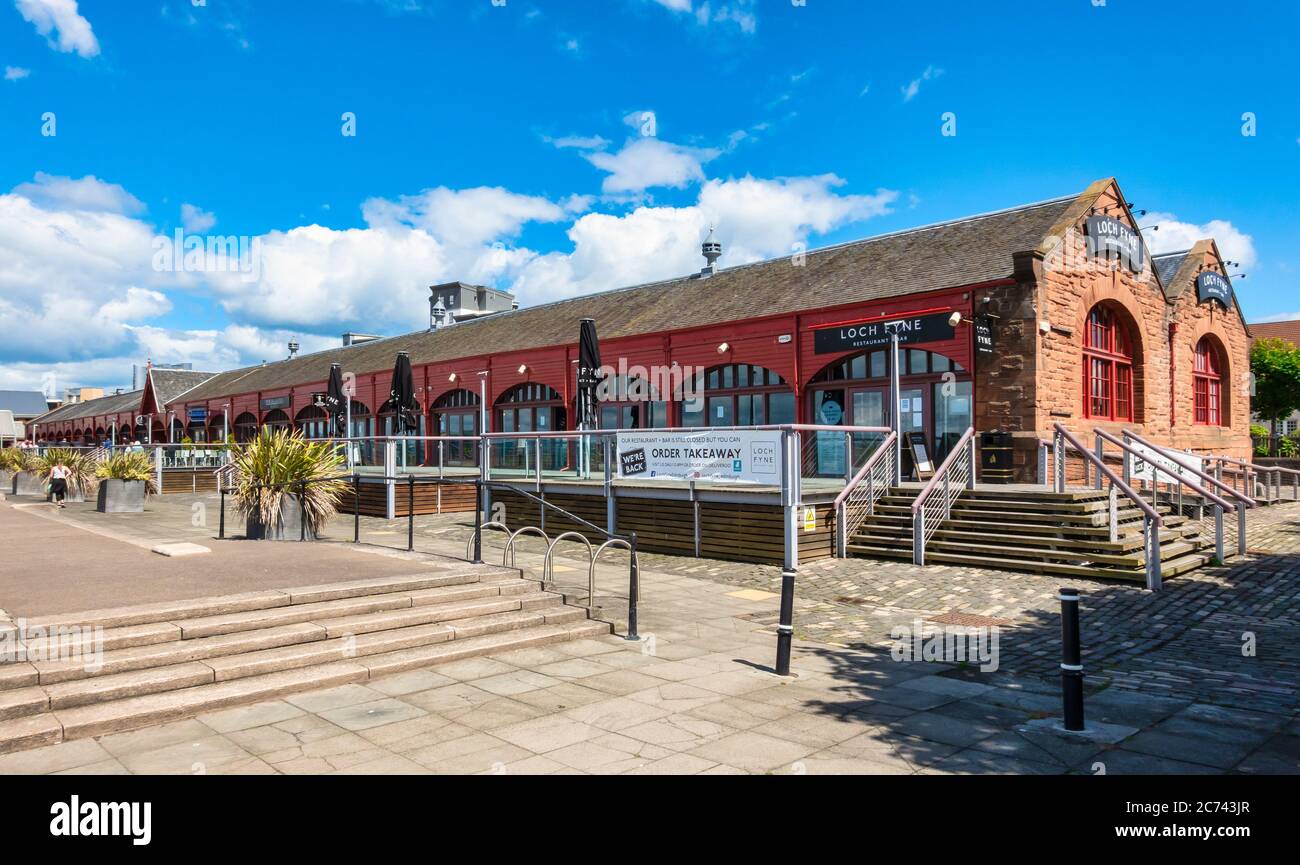 Newhaven Habour am westlichen Ende des Western Harbour Leith Docks Edinburgh Schottland mit Loch Fyne Restaurant & The Fish Market Stockfoto