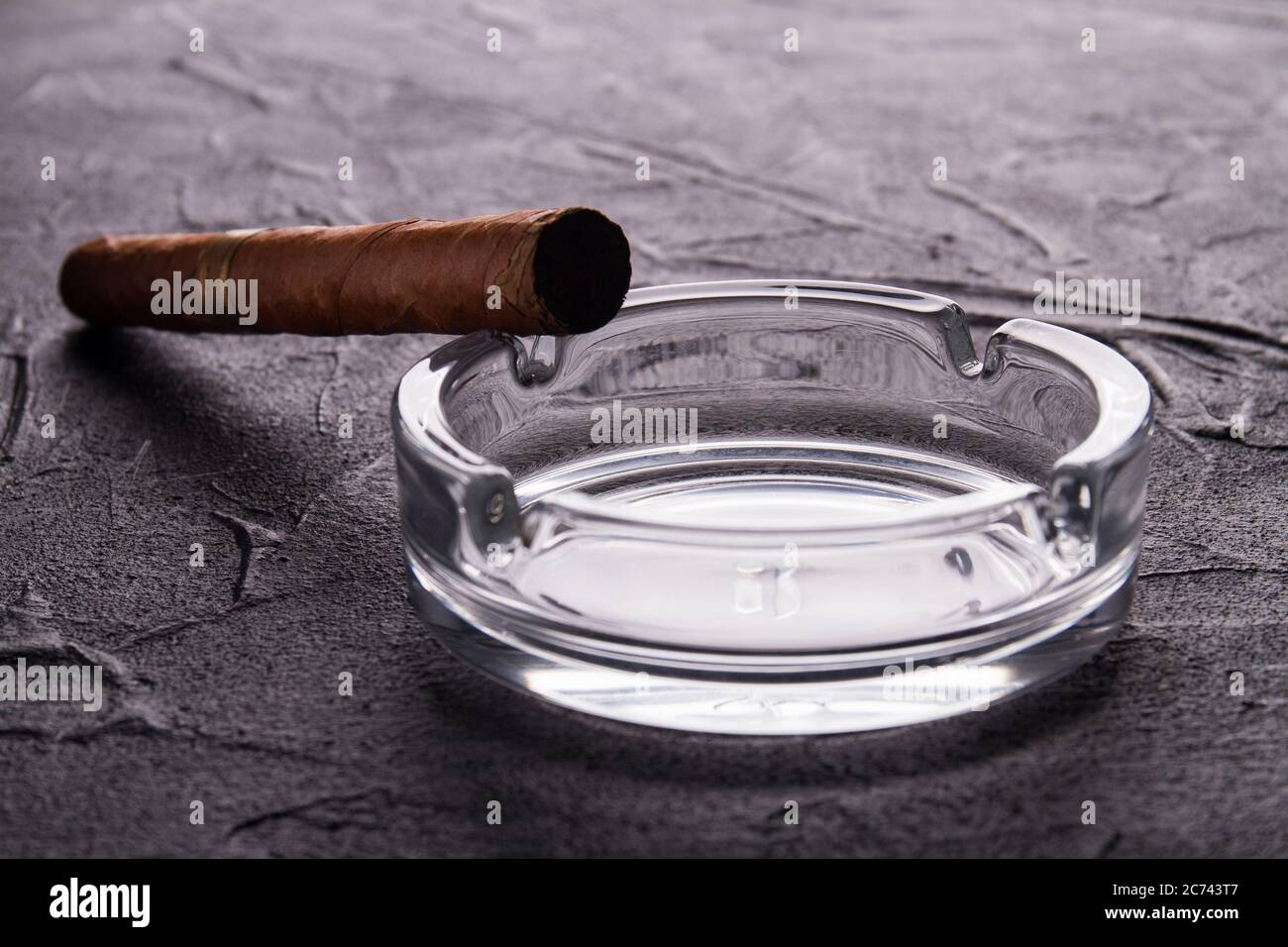 Cuba Zigarre und sauberer Glasbehälter. Stockfoto