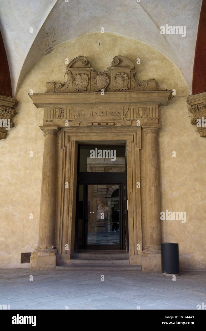 Europa, Italien, Emilia-Romagna, Bologna. Palazzo d'Accursio ist das Rathaus von Bologna, erbaut 1290, mit Blick auf die Piazza Maggiore, heute Sitz der Gemeinde Bologna, Italien. Stockfoto