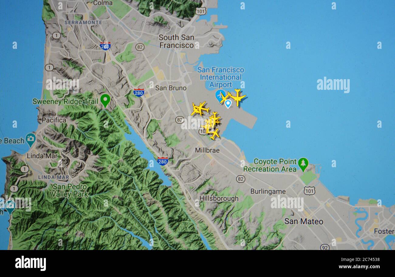 Flugverkehr über San Francisco Aera (13. juli 2020, UTC 22.14), USA, im Internet mit Flightradar 24-Website, während der Coronavirus-Pandemie Stockfoto